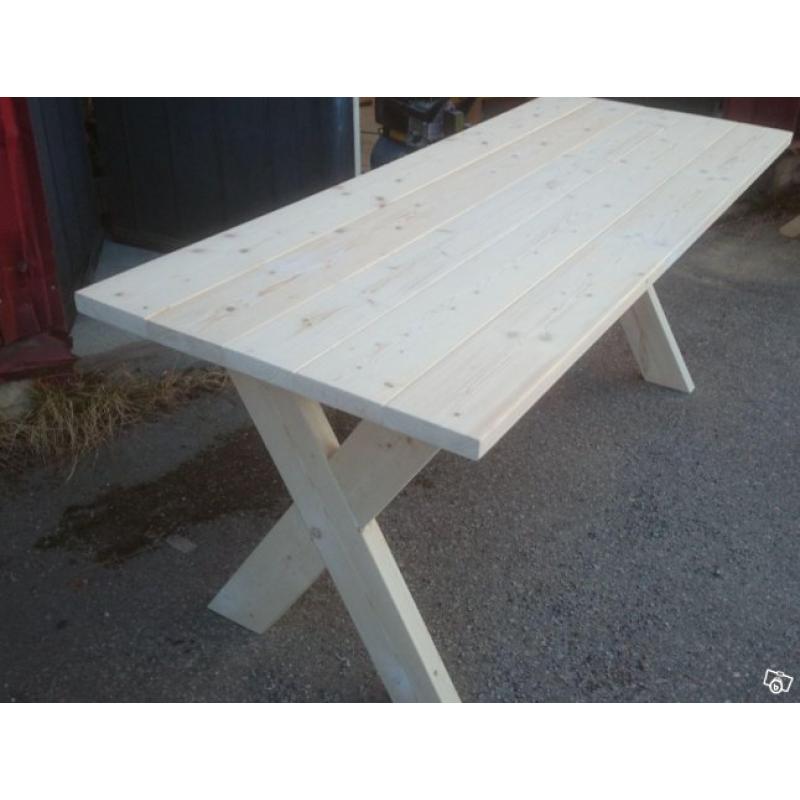 Kryssbord och bänkar, rumsbord tillverkas