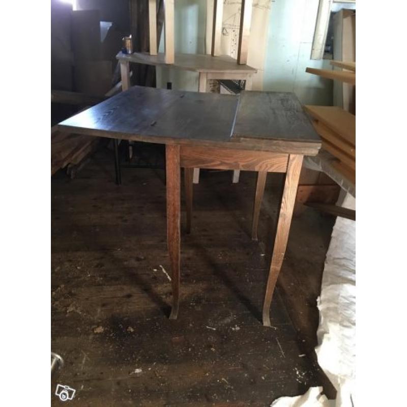 Charmigt gammalt bord