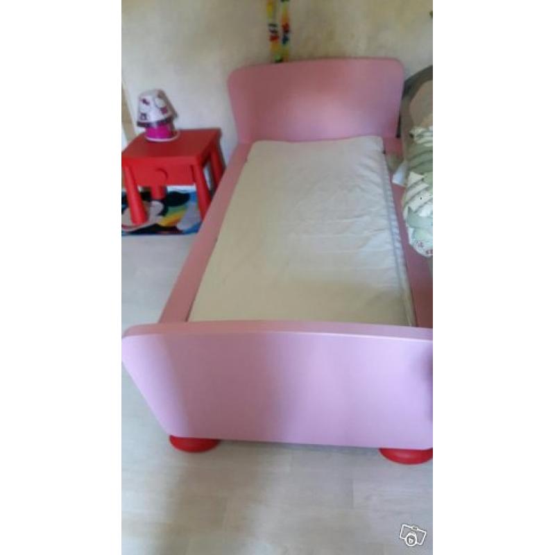 Mammut barnsäng+sängbord+madrass